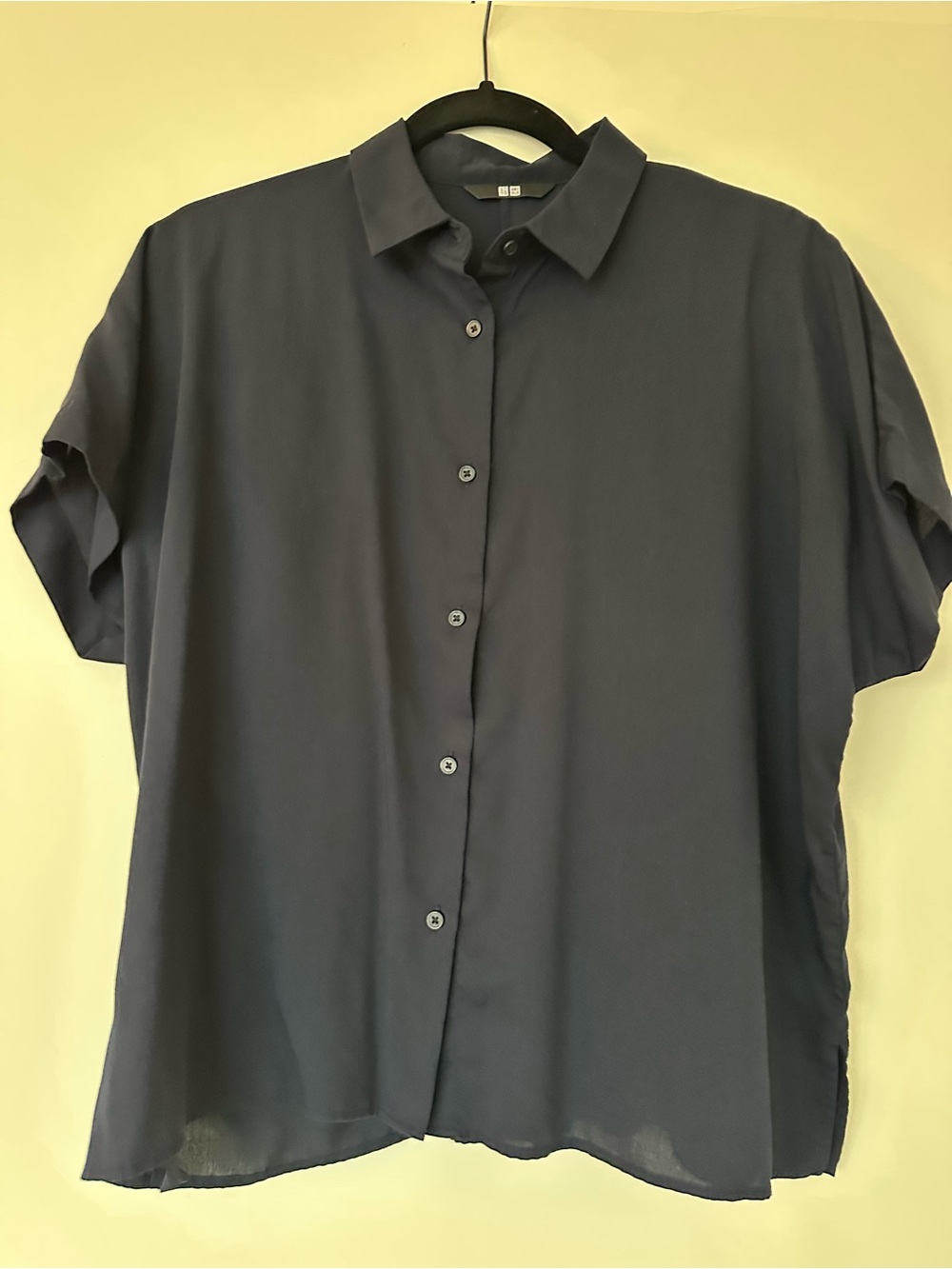 Uniqlo Short Sleeve Button-Down Shirt in Dark Navy